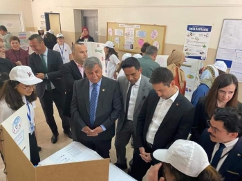 İlçemiz,Mustafa Kemal Ortaokulu'nun TÜBİTAK 4006 Bilim Fuarı şenliğine katılım sağladık.