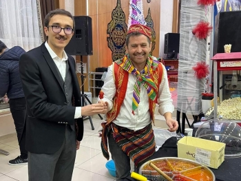 Yetim Gülerse Dünya Güler...