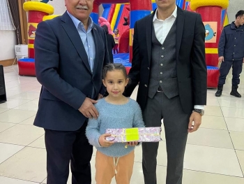 Yetim Gülerse Dünya Güler...