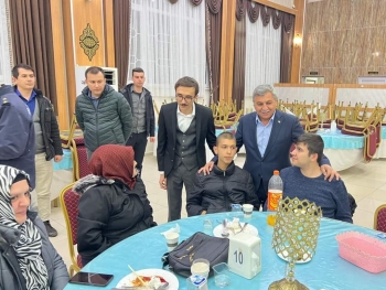 Yetim Gülerse Dünya Güler...