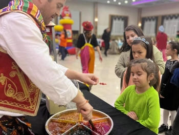 Yetim Gülerse Dünya Güler...