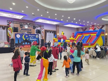 Yetim Gülerse Dünya Güler...