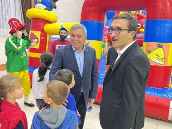 Yetim Gülerse Dünya Güler...