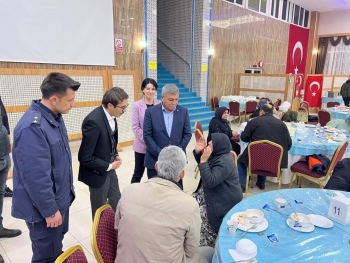 Yetim Gülerse Dünya Güler...