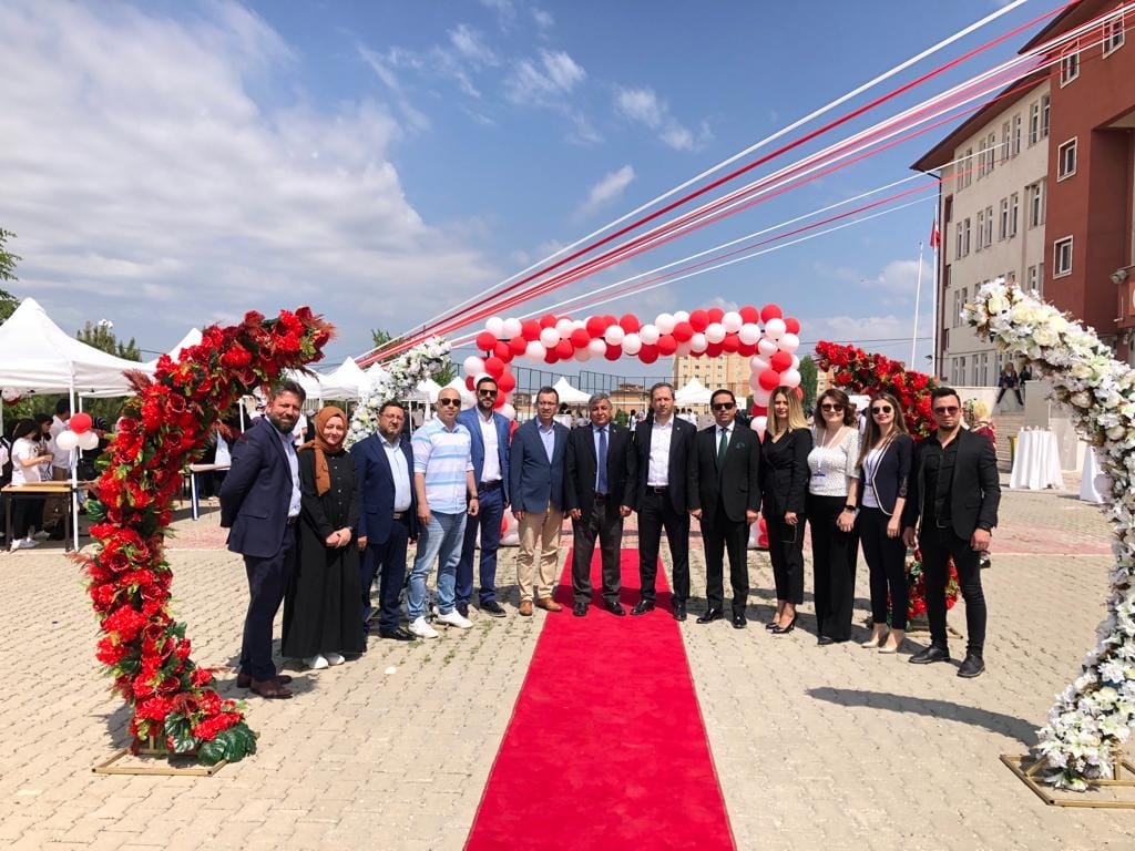 İlçemiz, Şehit Süleyman Turan Anadolu lisesi tarafından düzenlenen TÜBİTAK 4006 Bilim Fuarı şenliğine katılım sağladık.