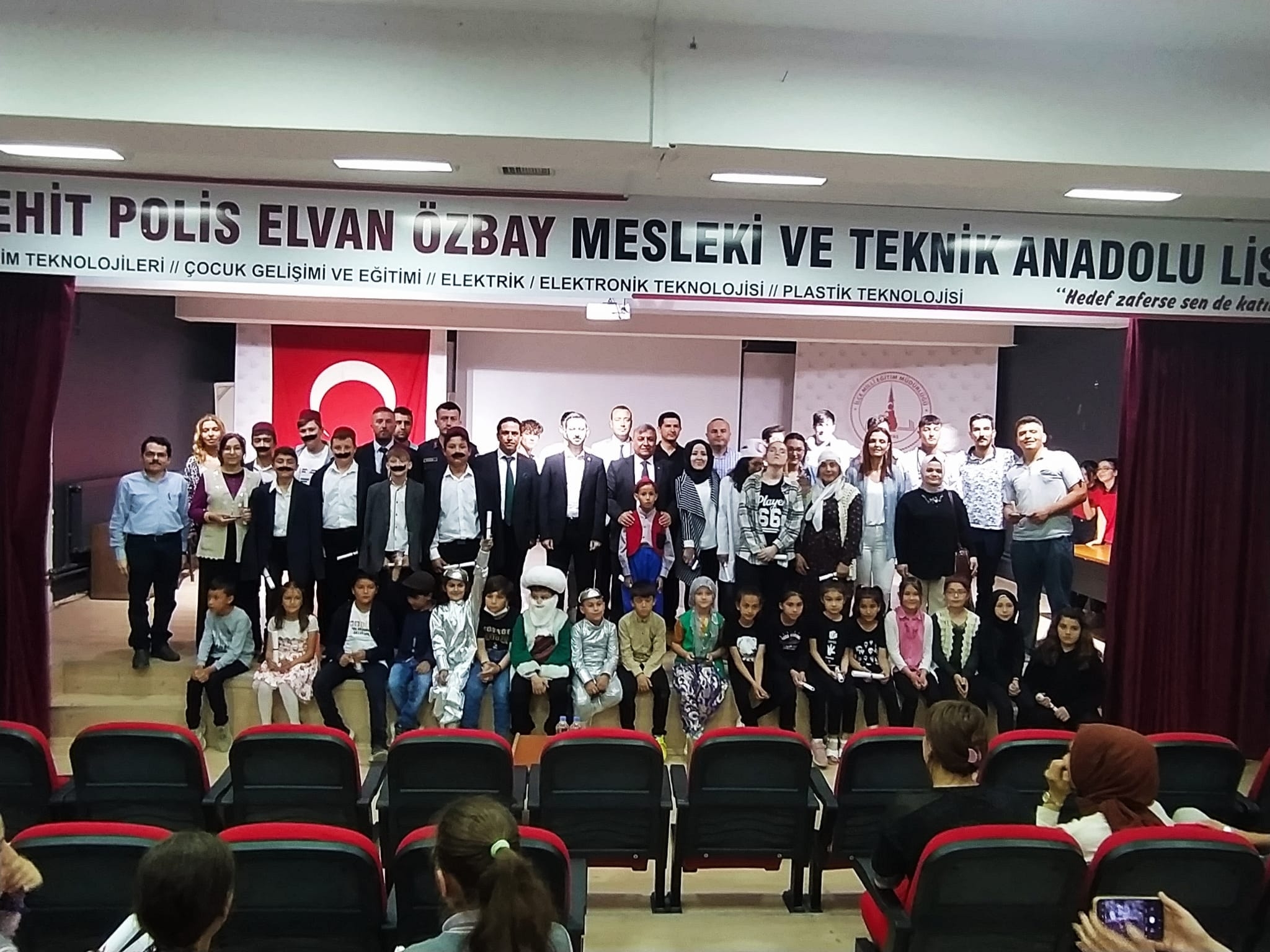 İlçemiz, Sancaktar Eğitim Hareketi kapsamında İlkokul,Ortaokul ve Lise Kategorileri tiyatro oyunları ödül törenine katıldık.