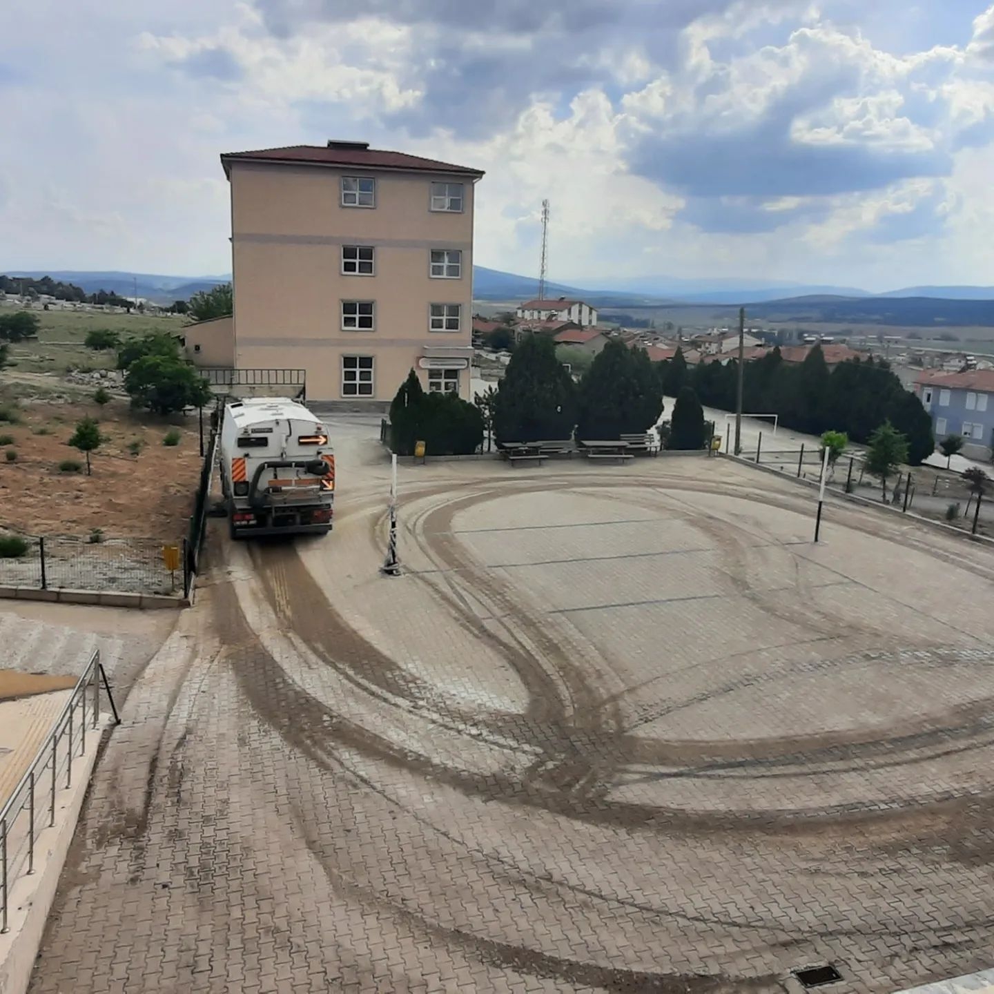 Eğitim Yerleşkemizin Yollarının Temizledik.