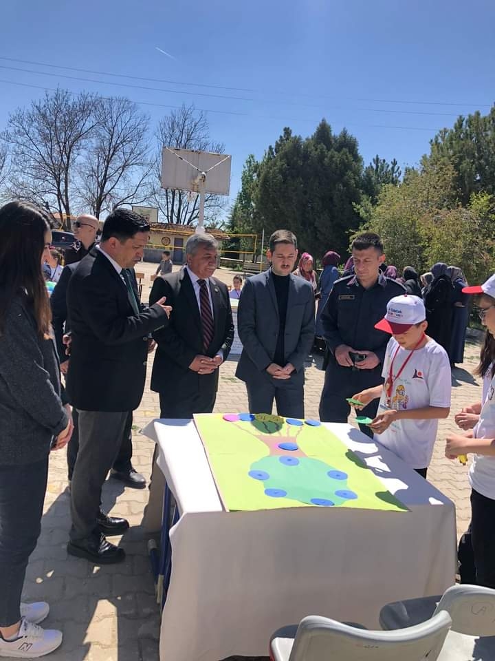 İlçemiz,Sevdiğin Köyü  Ortaokulu'nun TÜBİTAK 4006 Bilim Fuarı şenliğine katılım sağladık