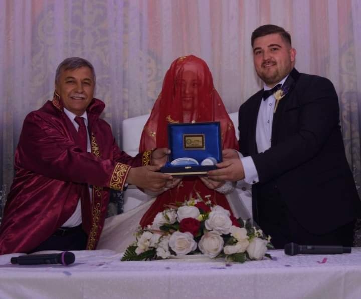 Fatma Zehra ve Halil kardeşlerimizin sevinçlerine ortak olduk. Gençlerimize iki cihan saadeti temenni ediyoruz.