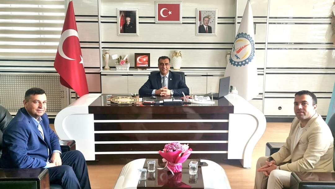 Adliye Yazı İşleri Müdürü ve İlçe Seçim İşleri Müdürümüzden Başkanımıza Hayırlı Olsun Ziyareti...