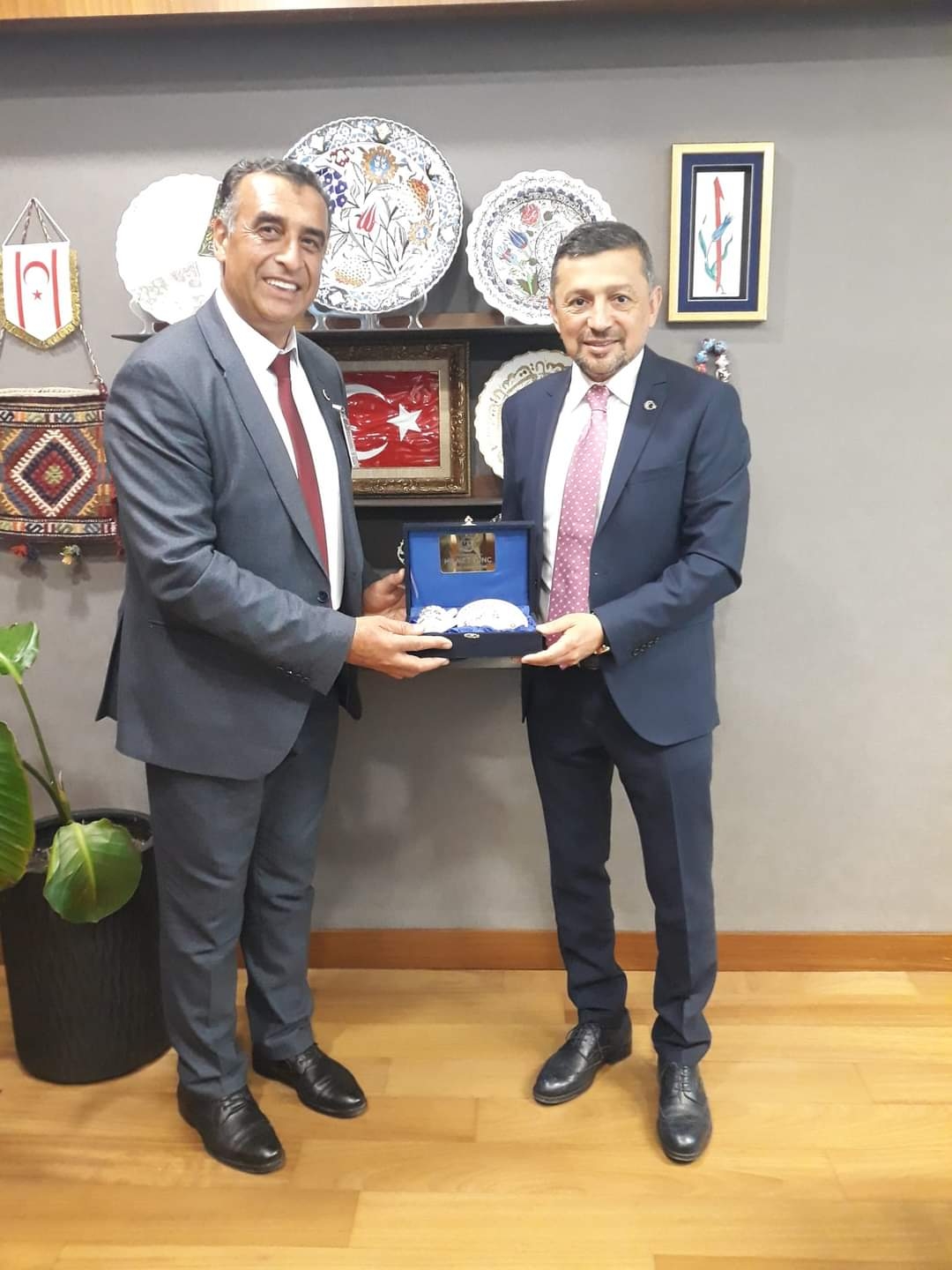 Belediye Başkanımız Sayın Hikmet TUNÇ  Kütahya Milletvekilimiz Sayın Ahmet ERBAŞ'ı makamında ziyaret etti.