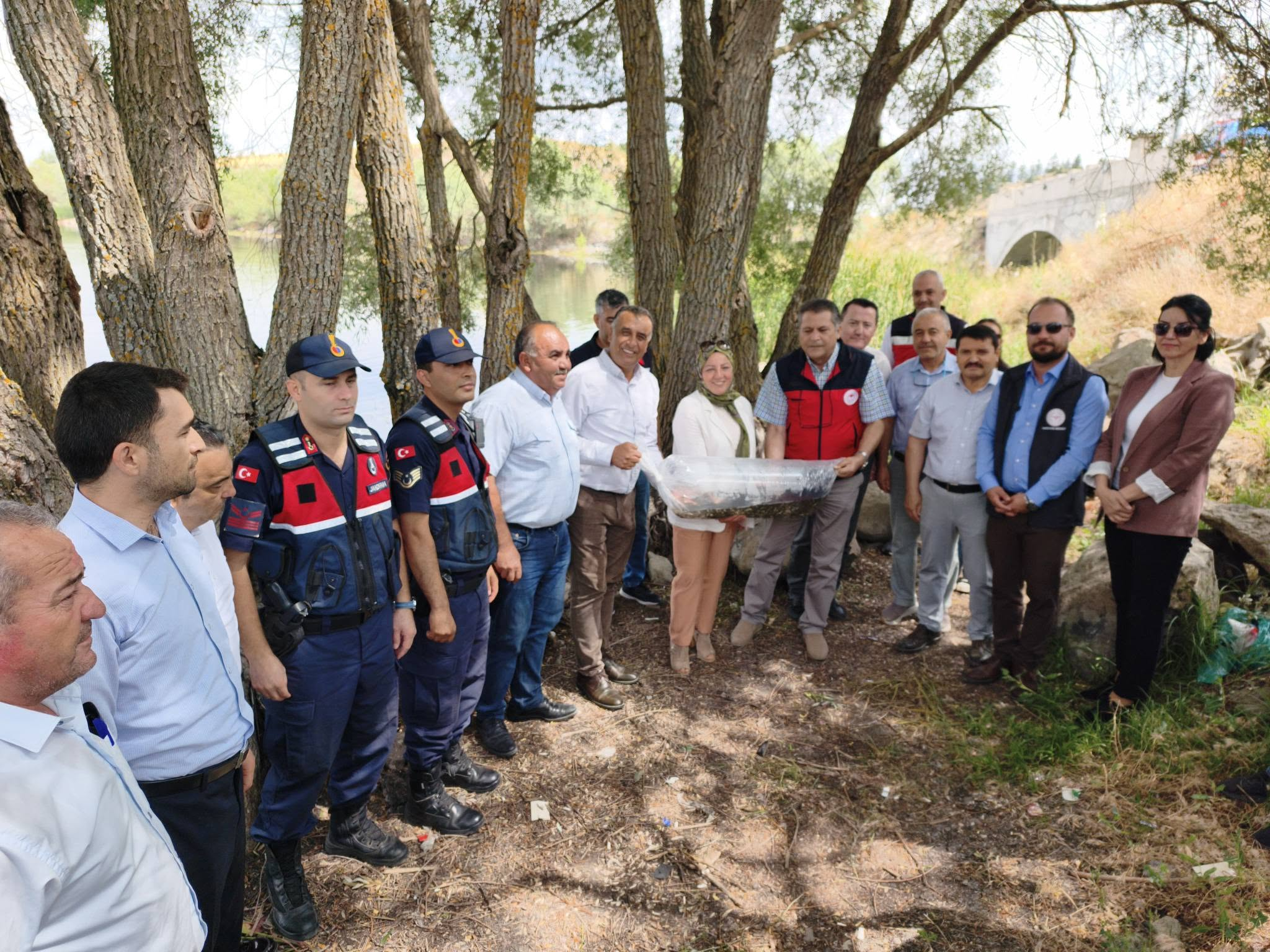 Altıntaş’ta Su Kaynaklarına Can Suyu: Gölet ve Barajlara 140 Bin Sazan Yavrusu Bırakıldı