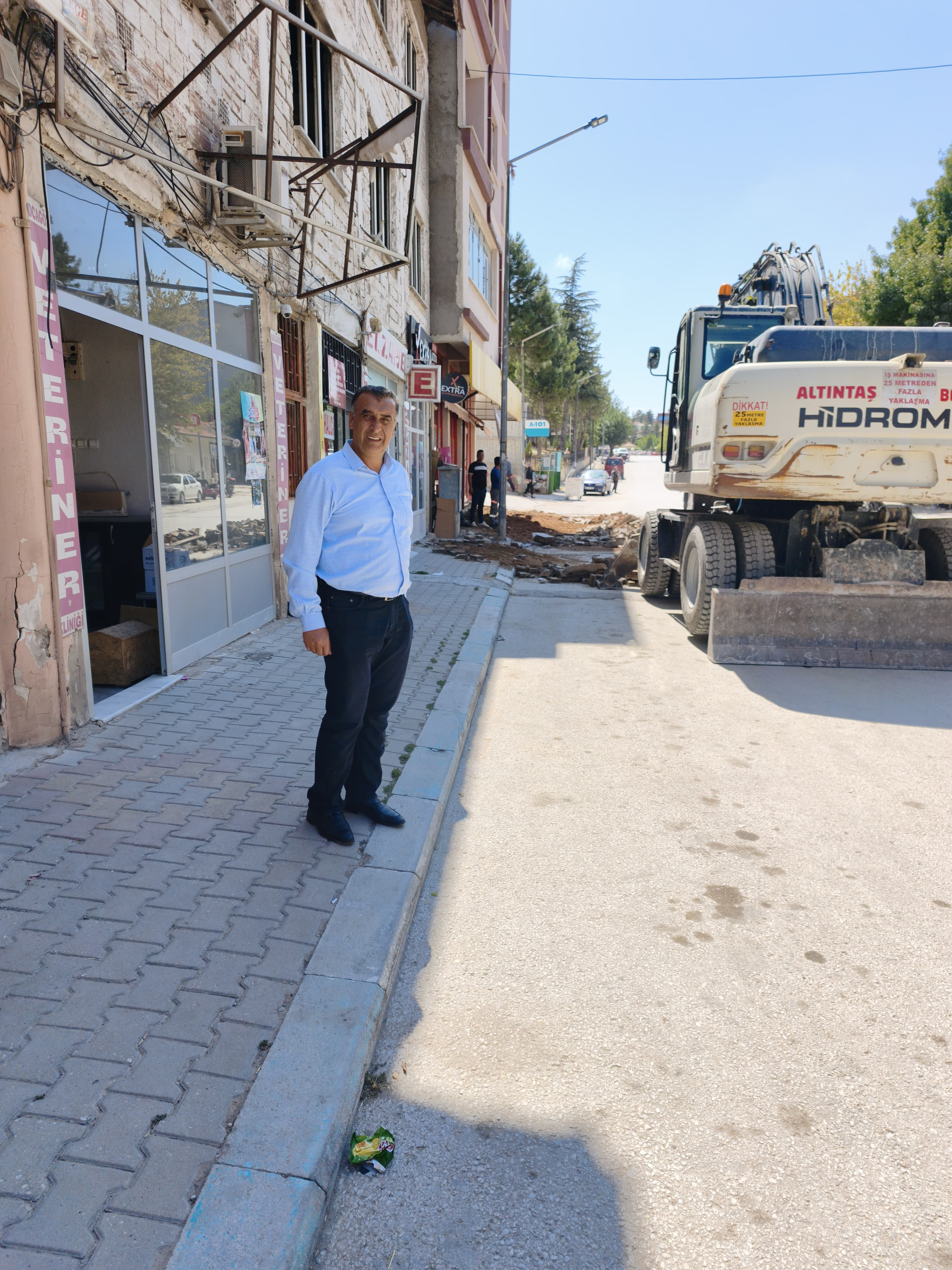 Altıntaş’ta Yol ve Kaldırım Yenileme Çalışmaları Hız Kesmeden Devam Ediyor